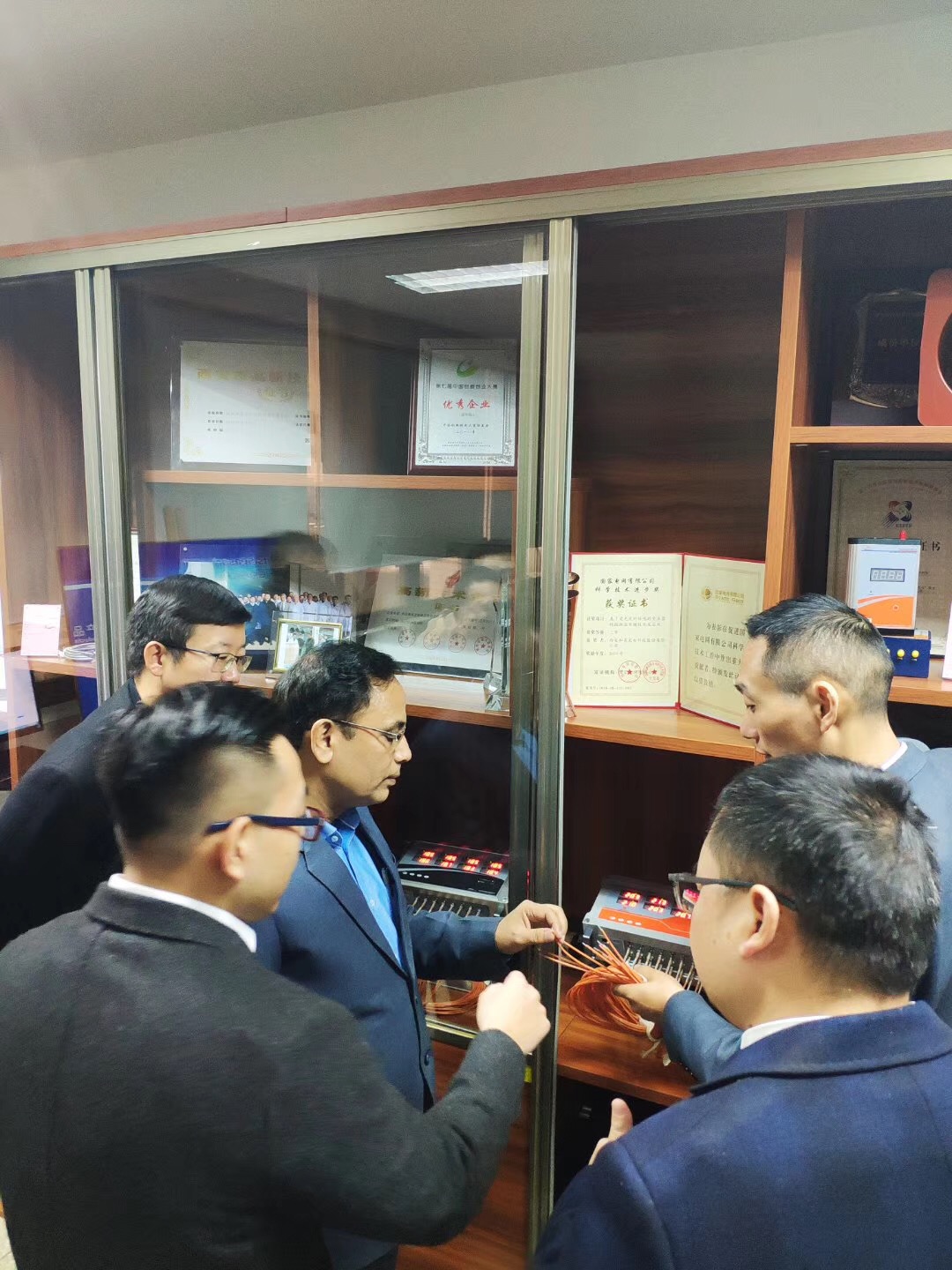 5de21c64ec29b.jpg 5de21c64ec29b.jpg